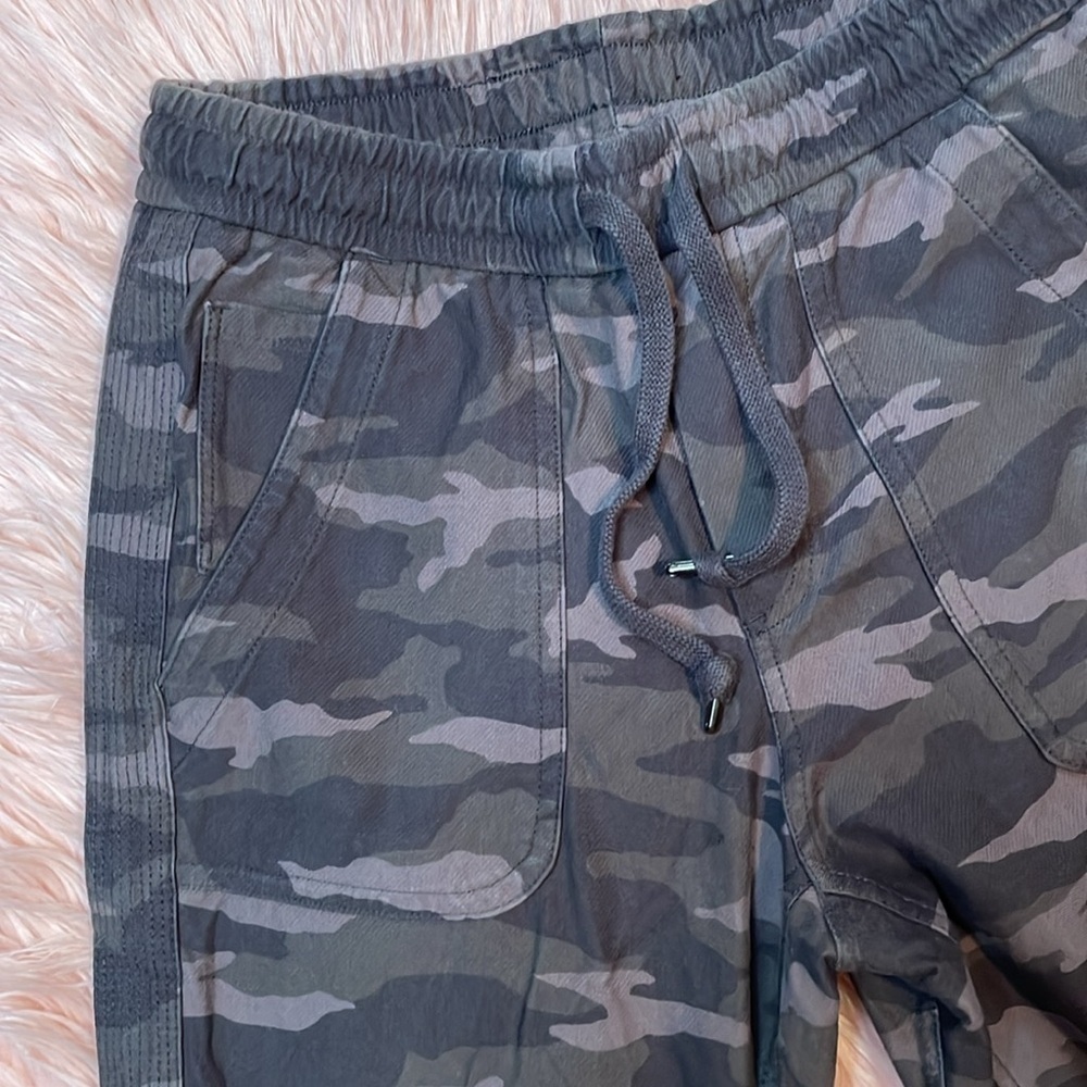 Athleta Black Olive Camo Farallon Jogger Travel Lifestyle Pant Size 2 - Picture 2 of 8